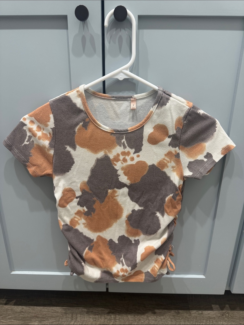 BKE Short Sleeve Ribbed Tee in Cream, Brown & Tan Abstract Print